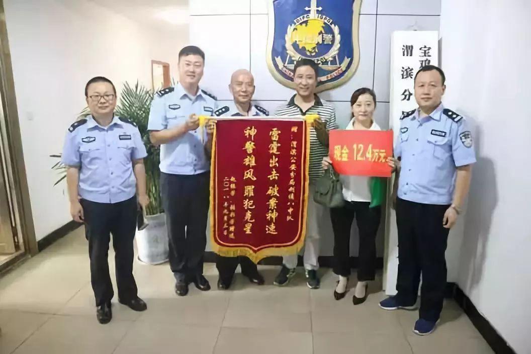香港开奖+澳门开奖资料,香港与澳门开奖资料，探索两地彩票业的魅力